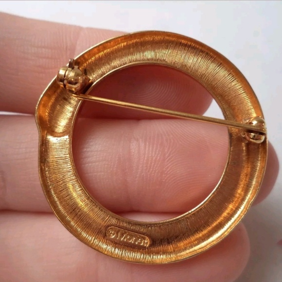 Vintage 1950s MONET Gold Tone Wreath/Circle Brooch - Picture 2 of 2